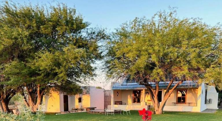 Holiday apartment with jacuzzi, private pool & patio | Suitable for remote work in Beaufort West