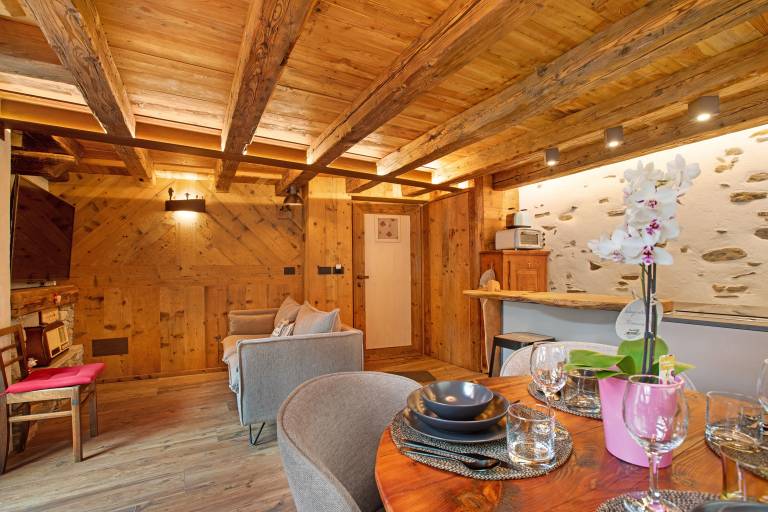 Chalet 'Lo Pailler De Mamma e Pappa' with Mountain Views, Private Terrace, Wi-Fi & Steam Bath — photo 2