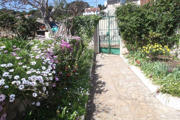 Rental apartment with garden | Garden view in Mali Losinj
