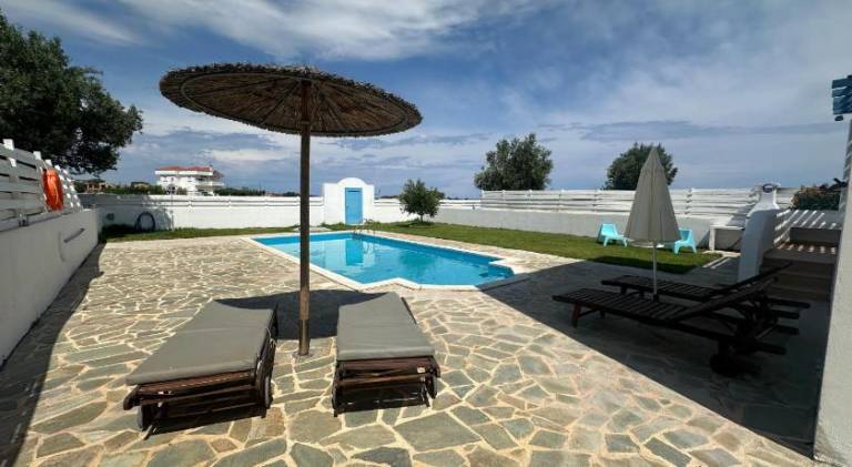 Villa with terrace, pool & garden — photo 3