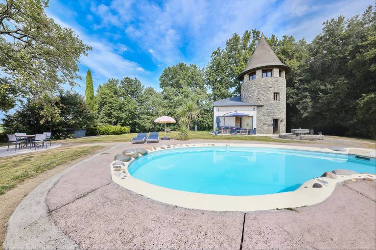 Romantic 18th-Century Windmill Retreat with Pool, Hot Tub & Panoramic Views in Marmande