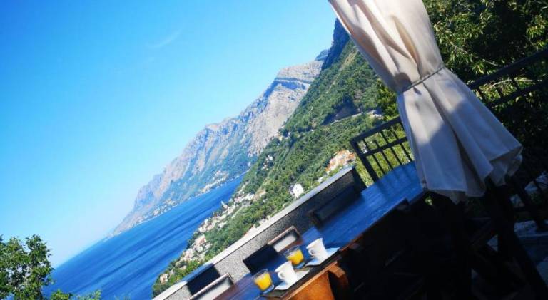 Holiday apartment with 2 rooms for 6 persons in Brela