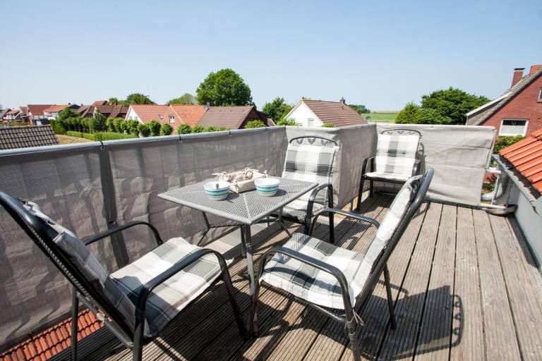 Neuzeitlich und modern: Die helle Wohlfühl- Obergeschoss-Maisonette- Wohnung (Neubau, bezugsfertig seid 04-2017) bietet Platz für 4 Personen und 1 Kleinkind. Auf dem kleinen, kuscheligen Balkon mit Strandkorb macht das Sonnenbaden richtig Spaß. — photo 2