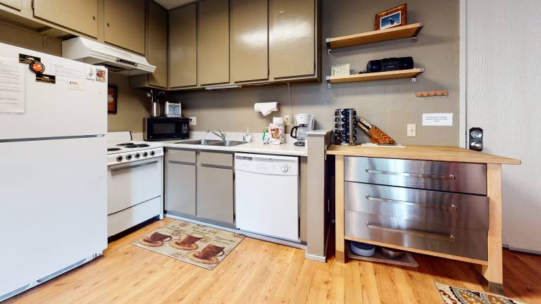 Condo with barbecue, jacuzzi & pool — photo 2