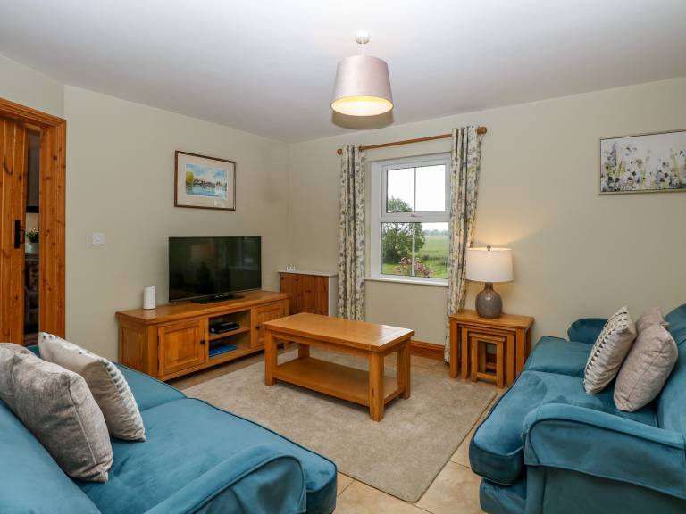 Family-oriented lovely cottage with yard | Beach view | Pets allowed — photo 5