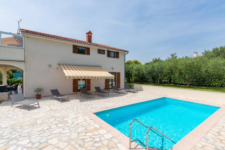 Villa with BBQ, terrace & private pool — photo 4