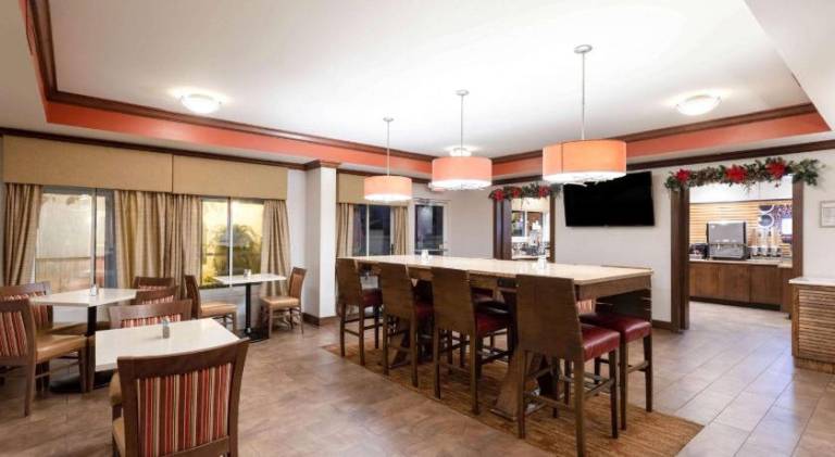 La Quinta Inn & Suites by Wyndham Pigeon Forge — photo 5