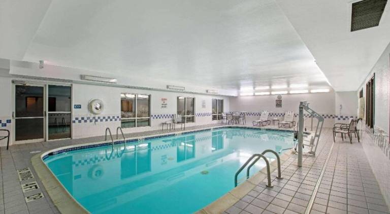 La Quinta Inn & Suites by Wyndham Fayetteville — photo 4