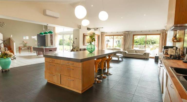 Pleasant villa with pool & hot tub | Pet-friendly — photo 4
