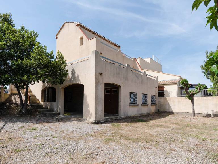 Spacious family villa in Narbonne-Plage for 6 people, private parking, pets allowed in Narbonne
