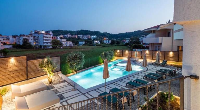 Beautiful rental apartment with yard, pool & hot tub | Good for workation | Pets allowed — photo 3