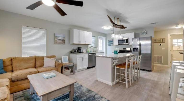Sea Breeze House- 3 bd 2 ba 5 min walk to beach — photo 2