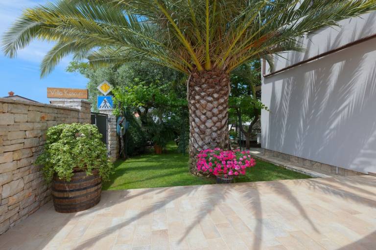 Vacation home with BBQ, pool & garden — photo 5