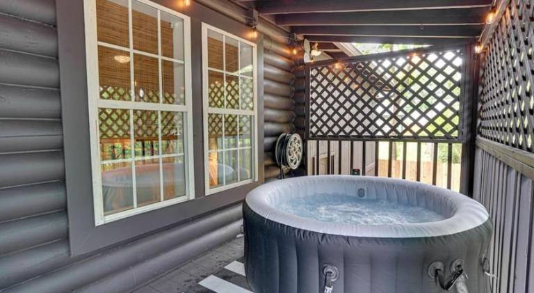 Vacation home with jacuzzi | Pets allowed — photo 5