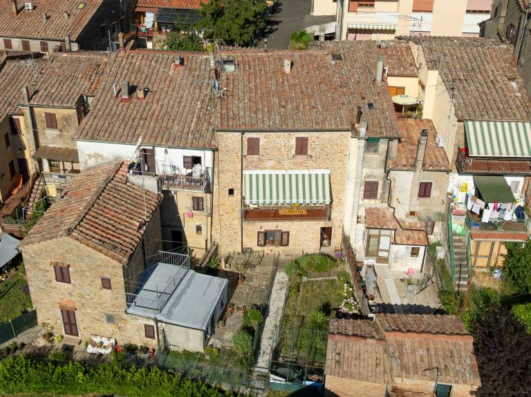 House with yard & terrace in Volterra