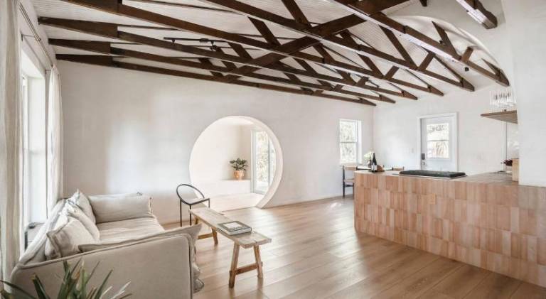 House with jacuzzi in Melrose