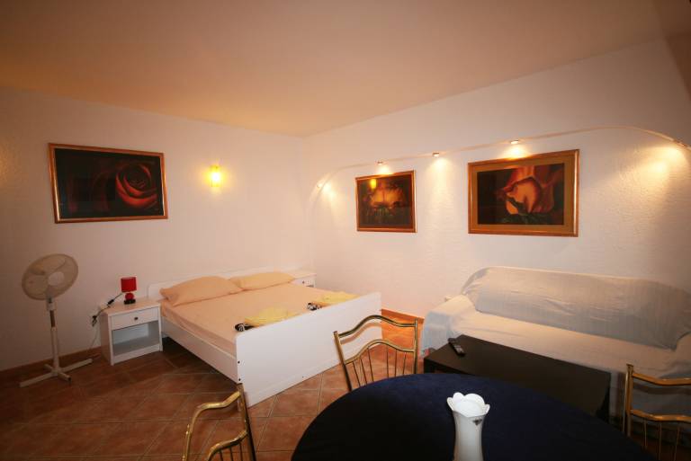 Rental apartment with pool, barbeque & patio — photo 2