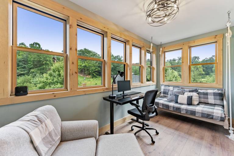 A Touch of Whimsy - Pet Friendly Close to Town Hot Tub Large Game Rooom Gated Community — photo 3