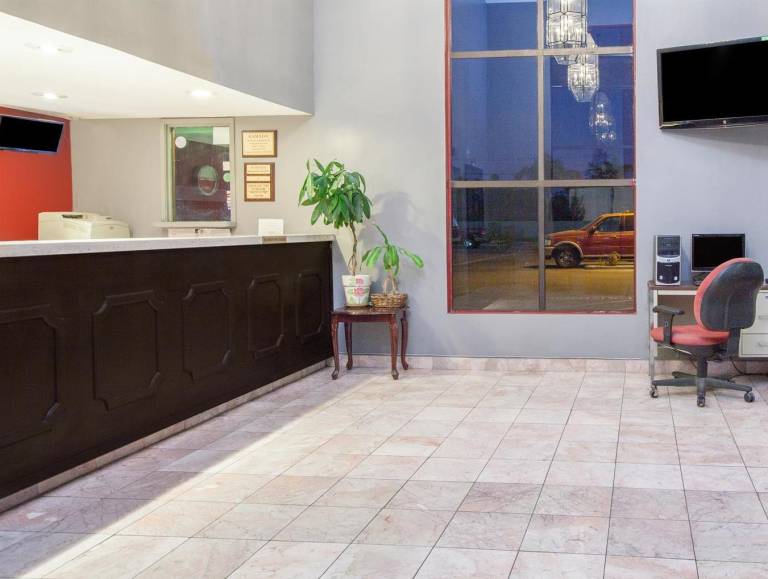 Americas Best Value Inn & Suites Bakersfield Central — photo 4