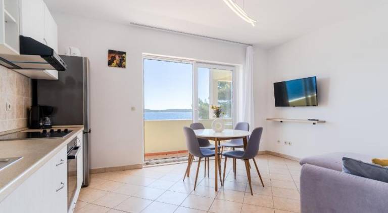 Rental apartment with terrace, barbecue & yard — photo 5