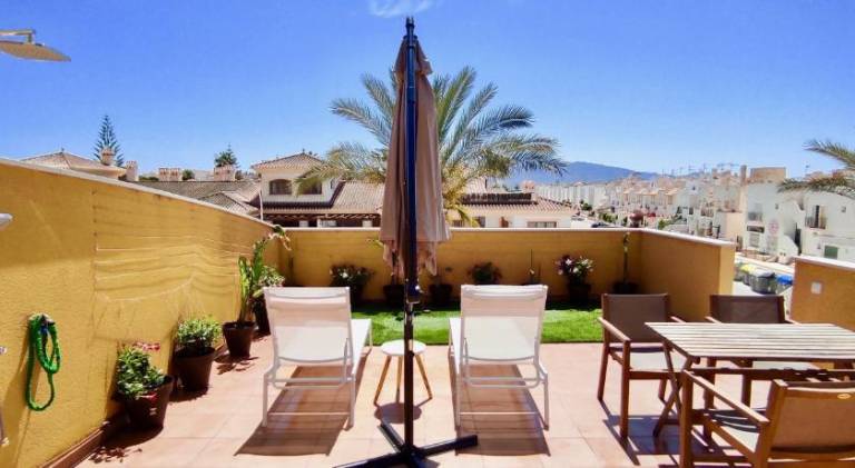 Apartment with pool — photo 4