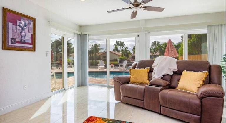 Vacation home with pool — photo 2