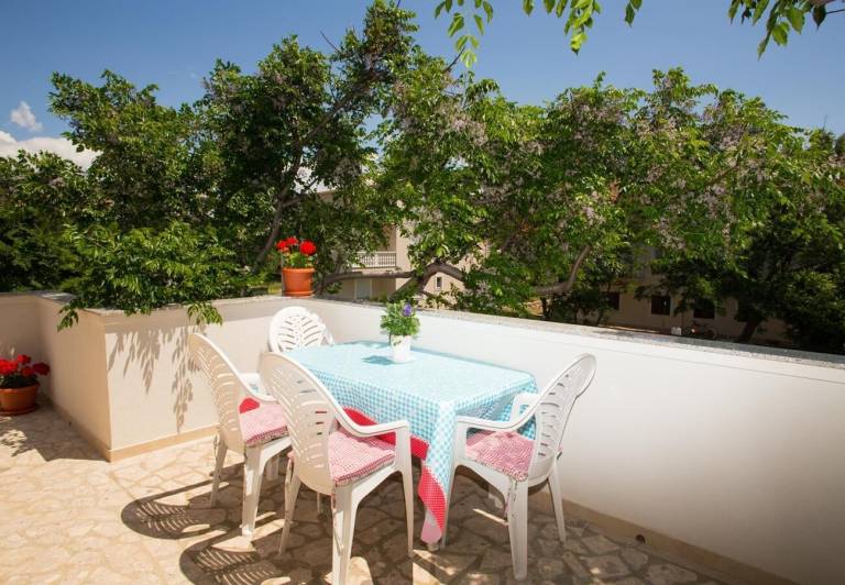 Rental apartment with barbeque & terrace | Garden view — photo 2