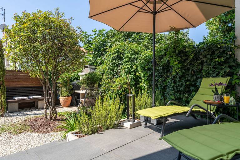 Exquisite holiday home with private garden, sun loungers, high chair, washing machine - only 700 metres to the beach in Porec