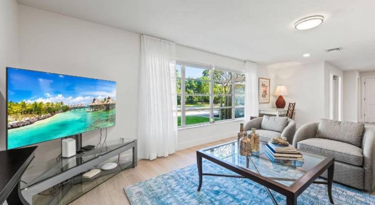 Pesaro - stylish 3BR retreat near Via Miramar Beach, beautifully renovated home with a private pool, — photo 2