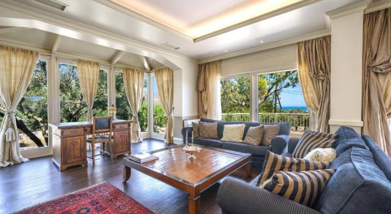 Fully equipped charming villa with garden, hot tub & private pool | Perfect for remote work | Pet-friendly — photo 3