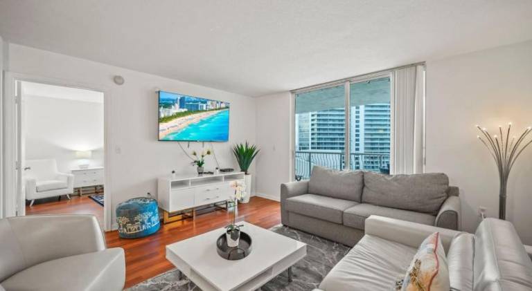 Apartment with jacuzzi & pool in Miami, FL