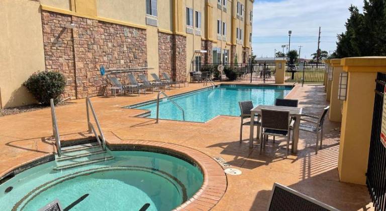 La Quinta Inn & Suites by Wyndham Elk City — photo 4