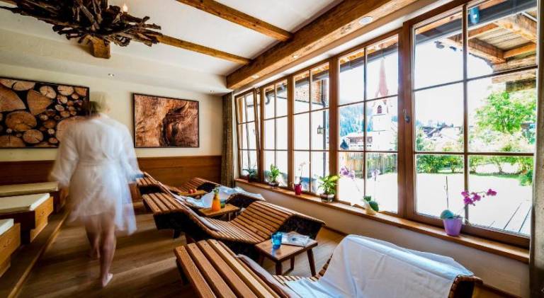 Chalet with jacuzzi & pool — photo 3