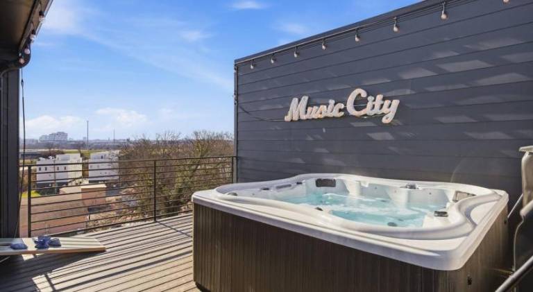 City View Home with HotTub Rooftop Arcade Game and Parking — photo 3