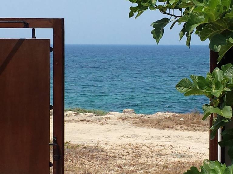 Villa with BBQ & yard | Beach view — photo 2