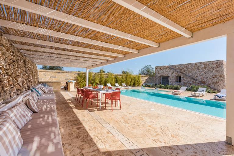 Family-oriented villa with barbecue, private pool & patio | Garden view | Pets allowed — photo 4