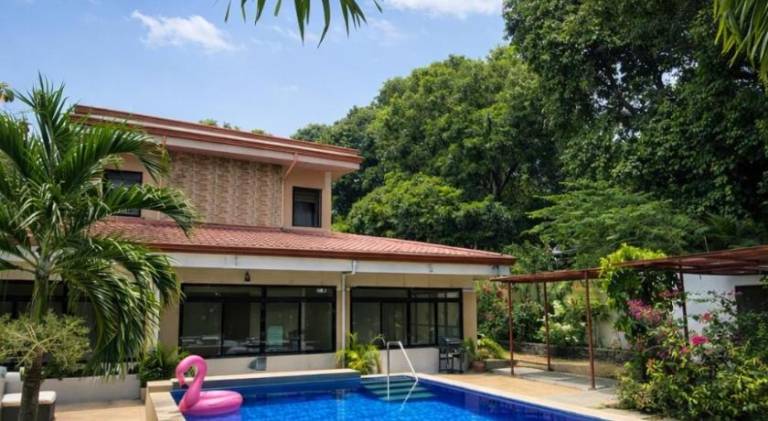 Villa with pool in Olongapo