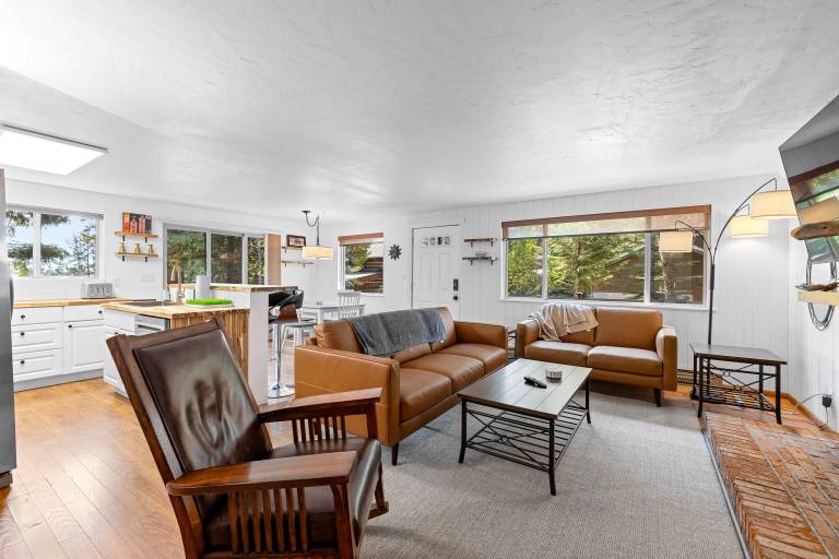 Vacation home with grill & patio | Lake view — photo 4