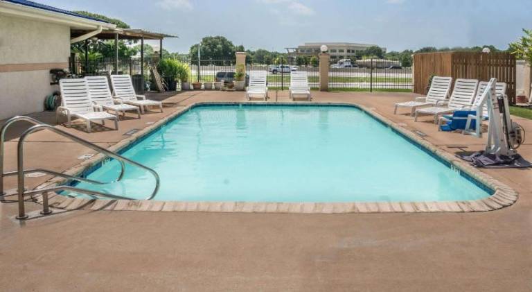 Super 8 By Wyndham San Marcos — photo 2