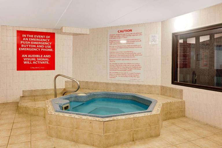Ramada by Wyndham Pinewood Park Resort North Bay — photo 4