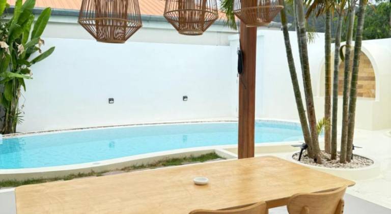 Villa with yard & pool — photo 5