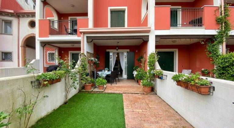 Rental apartment with patio & pool — photo 5