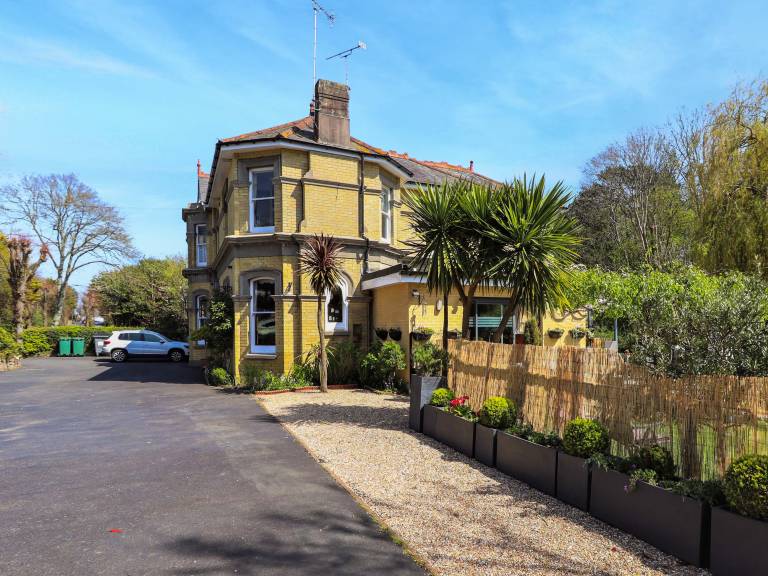 Cottage with garden | River view in Shanklin