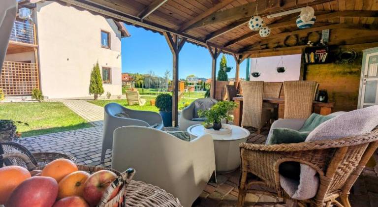 Holiday apartment with pool, patio & garden | Beach nearby | Pets allowed — photo 3
