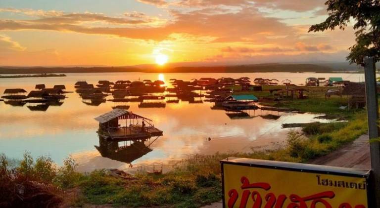 บ้านสวนริมน้ำวังใหญ่ ห้อง a1 วังสามหมอ อุดรธานี in Udon Thani