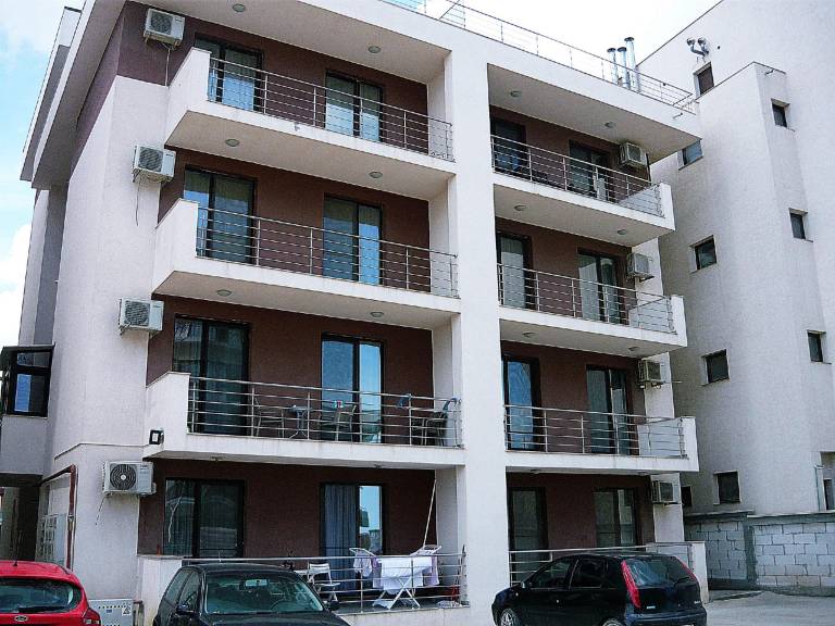Holiday apartment with yard & pool — photo 5