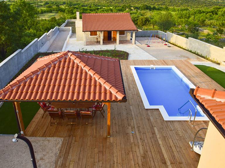 Vacation home with sauna, patio & yard — photo 2