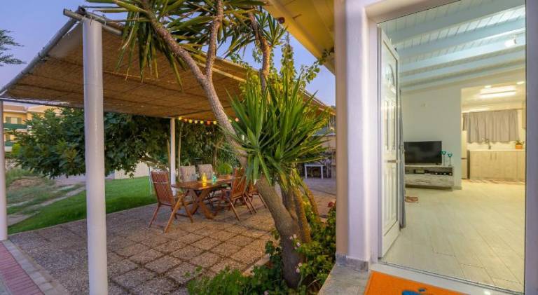 Villa with terrace, yard & BBQ — photo 4