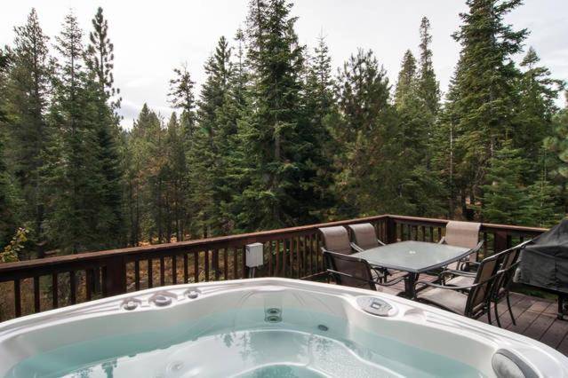 Vacation home with hot tub — photo 3