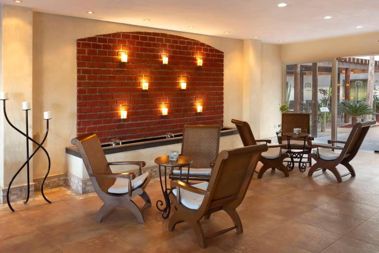 Serviced apartment with pool, yard & terrace — photo 3